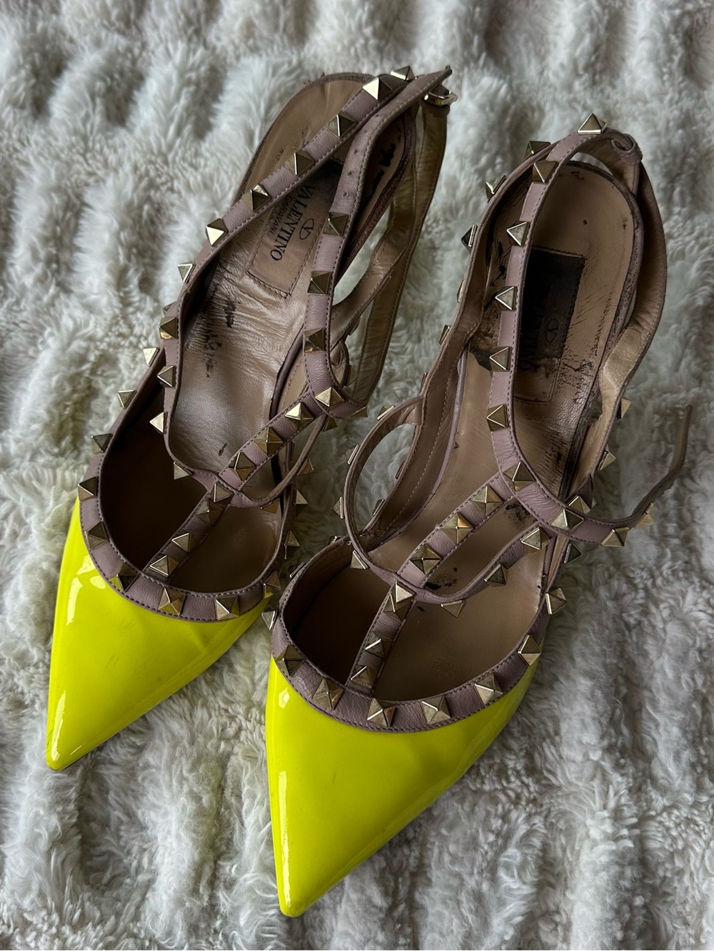 Valentino Pumps Yellow Rockstud
Patent Leather